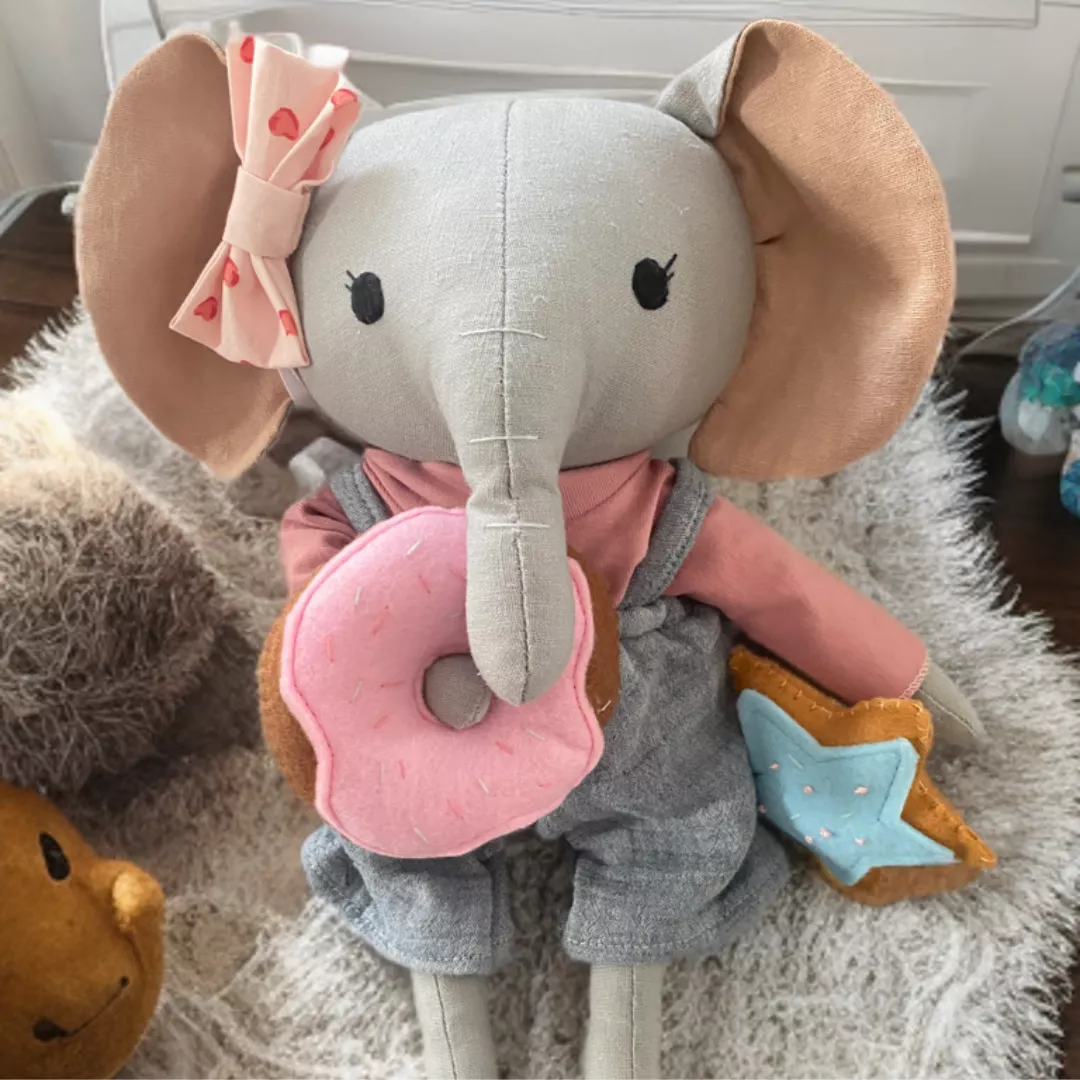 Puppe mit Filz-Lebensmitteln