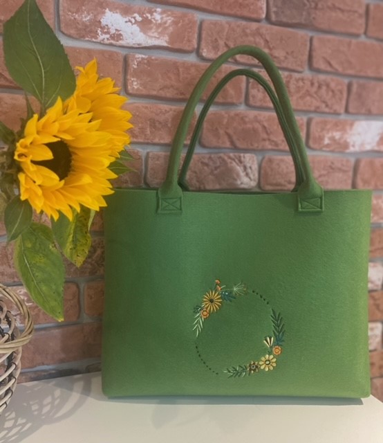 Filztasche in grün mit Blumenkranz