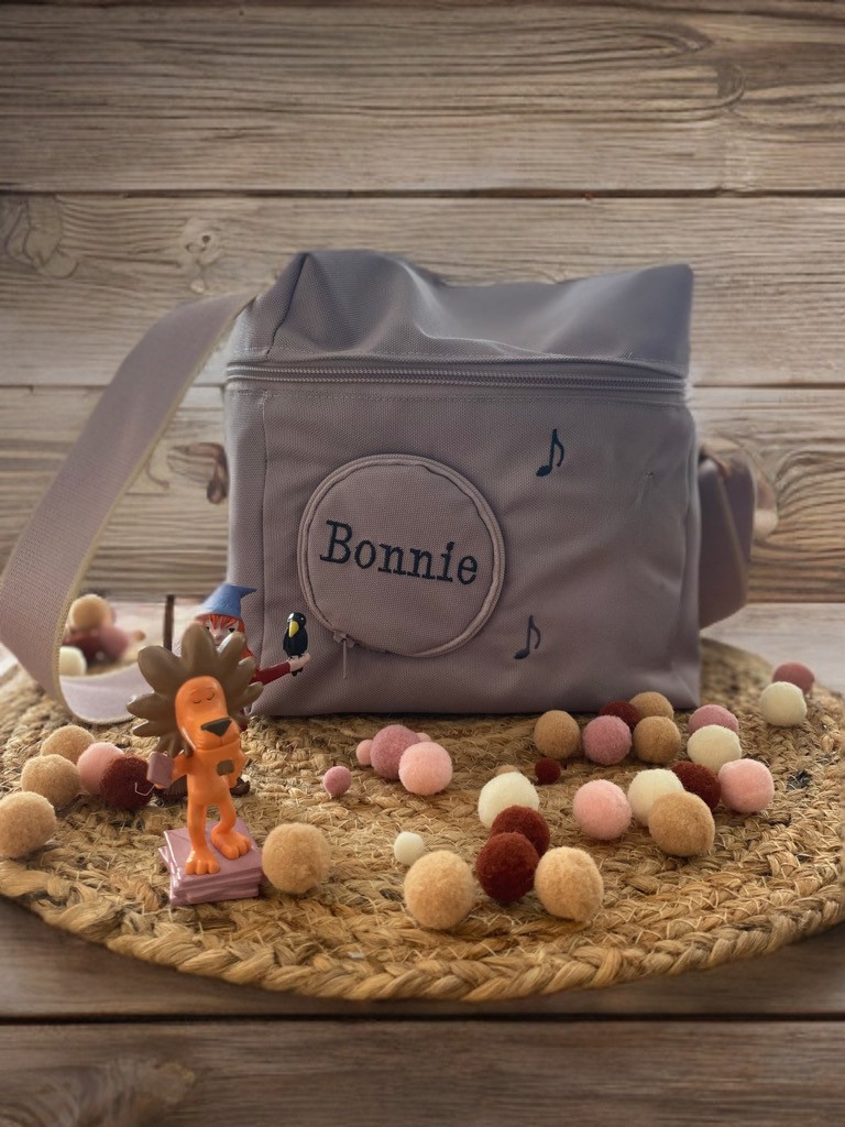 Tonibox Tasche in der Farbe lila und personalisiert mit lustigen Musiknoten