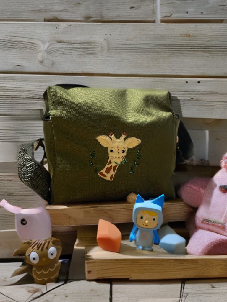 Tonibox Tasche in der Farbe kaki von hinten gezeigt mit dem Motiv Giraffe. 