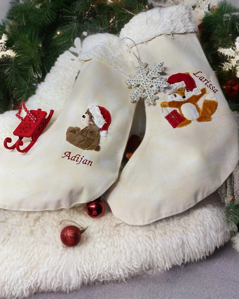 Personalisierte Weihnachtsstrümpfe in beige mit den Motiven Bär und Fuchs.