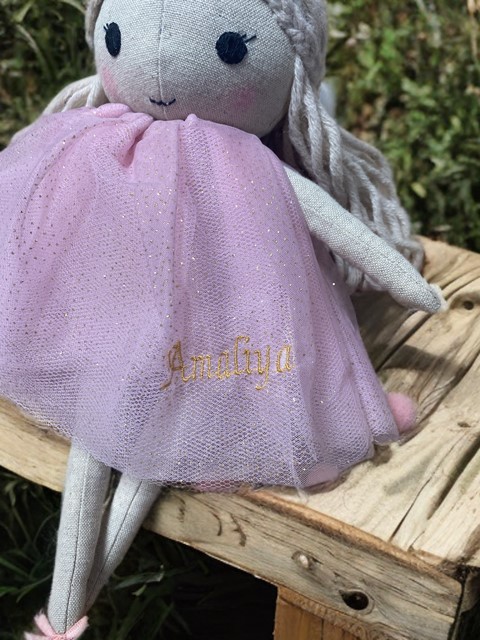 Stoffpuppe Rosalie mit personalisiertem rosa Tüllkleid. 