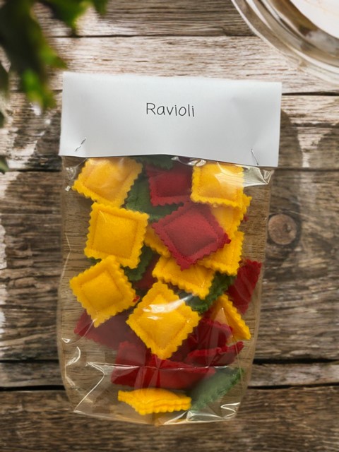 Handgemachte Filz-Ravioli in bunter Verpackung - nachhaltiges Spielzeug für Kinderküche und Kaufladen.