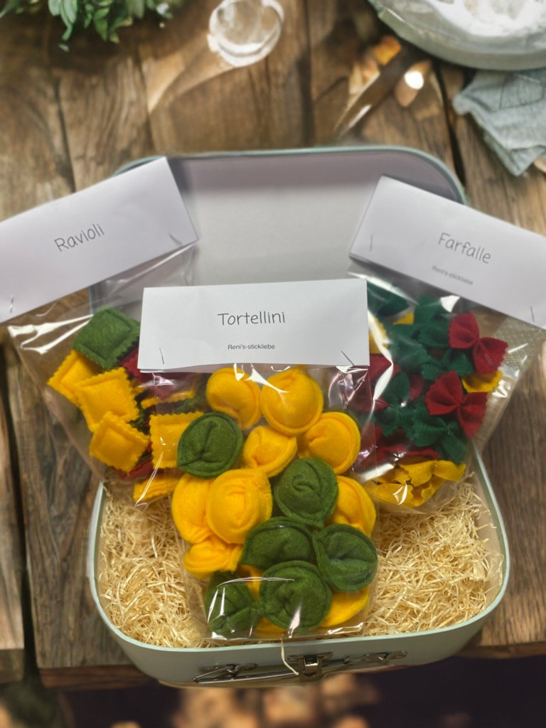 Filz-Pasta-Set mit Ravioli, Farfalle und Tortellini im Geschenkkoffer -  nachhaltiges Spielzeug.