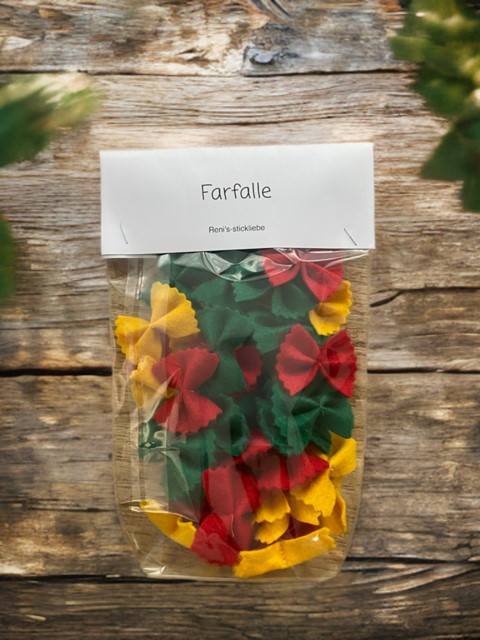 Bunte Filz-Farfalle im Beutel - Schmetterlingsnudeln als kreatives Lernspielzeug für Kinder.