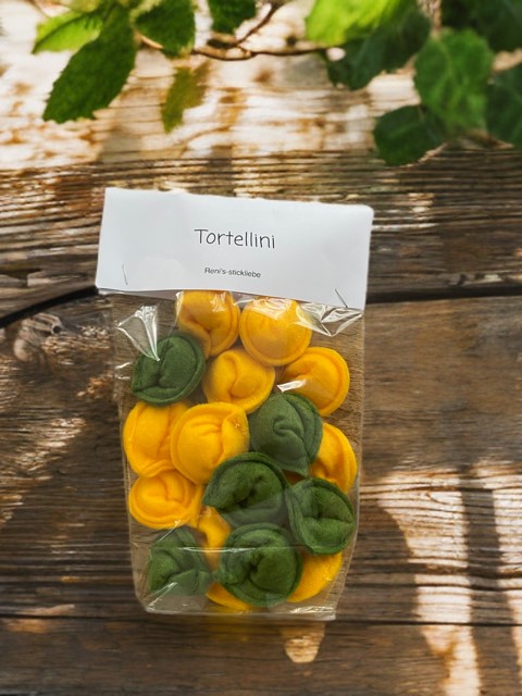 Gelbe und grüne Filz-Tortellini - handgemachtes Spielessen für fantasievolles Rollenspiel.