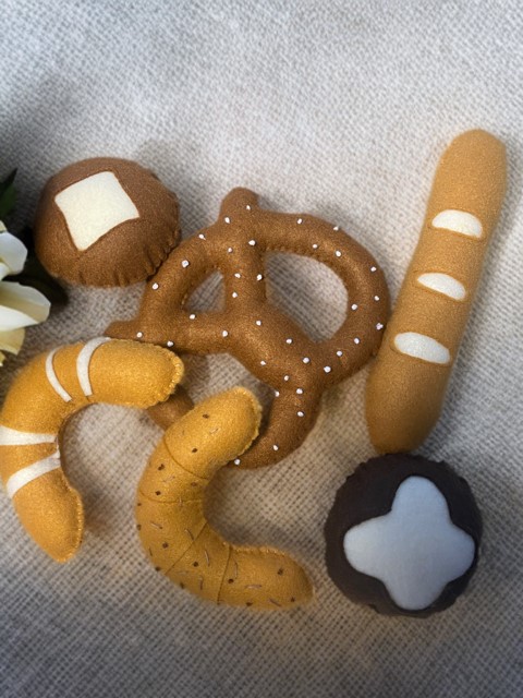 Detailaufnahmen von handgenähten Filz- Gebäck - realistische Brötchen und Brezeln auf Filz, liebevoll gefertigt.