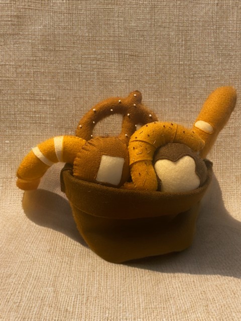 Handgenähtes Filz - Gebäck im kleinem Korb - Brezel, Croissant und Brötchen aus Filz für die Spielküche oder Kaufladen. 