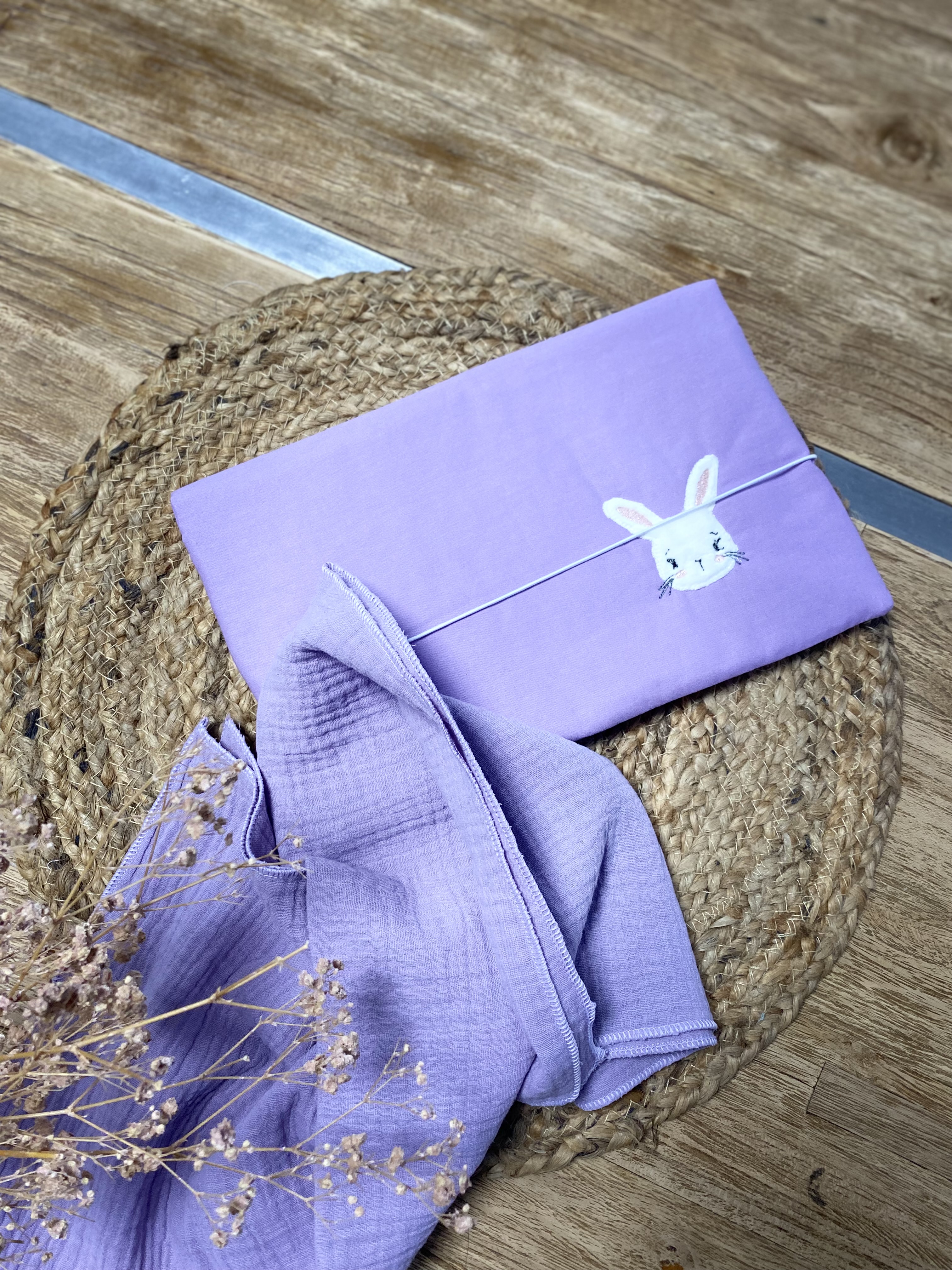 Wickeltasche in lila mit Hasen Motiv und lila Nuscheli.