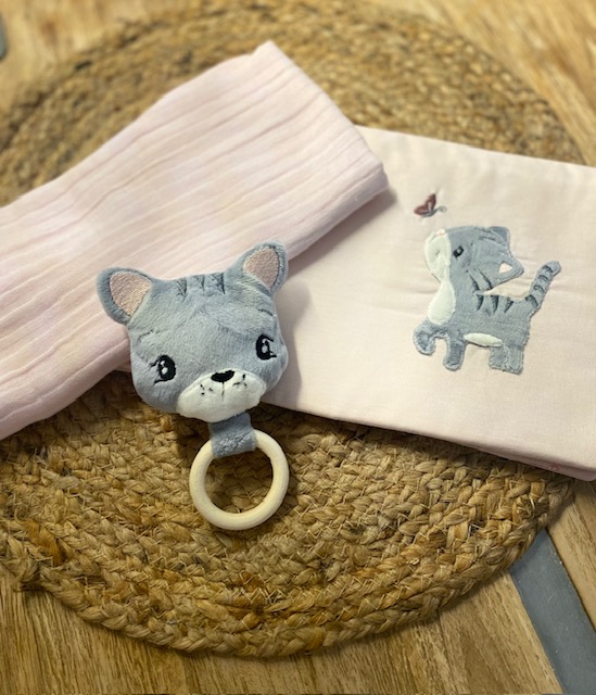 Katzen-Greifling aus Stoff mit Musselintuch und passender Wickeltasche als Set.