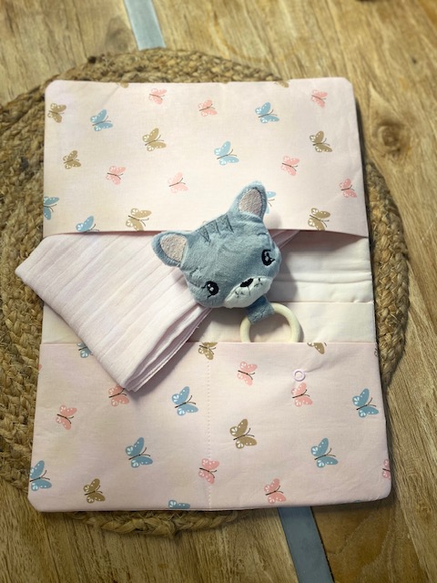 Rosa Wickeltasche mit zartem Schmetterlingmuster passend dazu ein Musslintuch und einem Katzen- Greifling als Zubehör 