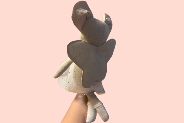 Rückansicht der Stoff-Mauspuppe mit goldenen Fee flügeln und glitzerndem Tüllkleid, die auf einer Hand präsentiert ist.