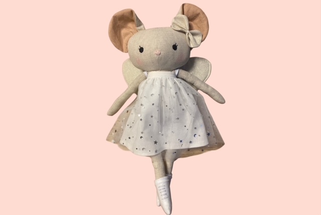 Stoff-Mauspuppe als Fee, mit golden Flügel, weissem Kleid mit Sternmuster und einer Schleife am Ohr, die Ballettpose steht.