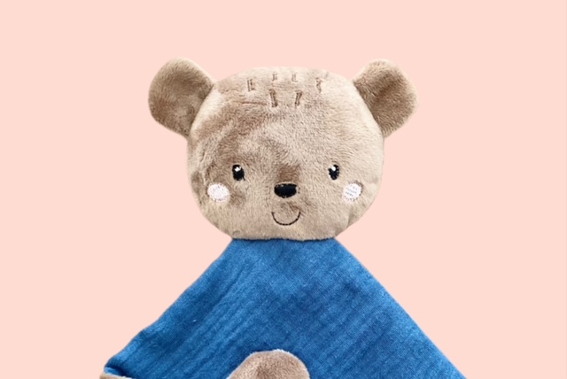 Nahaufnahme des Schmusetuch Bären, weicher Plüschkopf mit gestickten Gesicht - hochwertiges Baby- Schmusetuch in Blau.