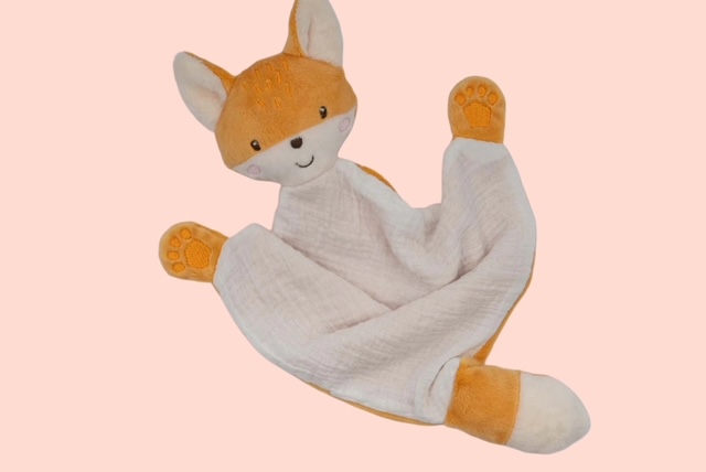 Schmusetuch Fuchs aus Musselin mit weichem Plüschkopf und bestickten Pfoten aus rosa Hintergrund.