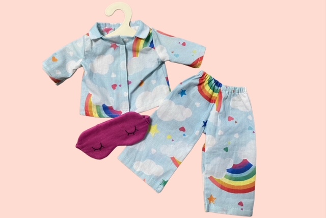 Handgenähte Puppen-Pyjama-Set mit Regenbogen  und Wolkenmuster im Blau, inklusiv pinke Schlafmaske Puppenkleider für Stoffpuppe.