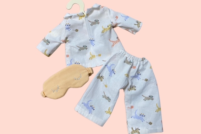 Puppen-Pyjama-Set mit niedlichen Katzenmotiven in Pastellfarben, bestehend aus Oberteil, Hose und beigefarbener Schlafmaske handgemachte Puppenkleider.