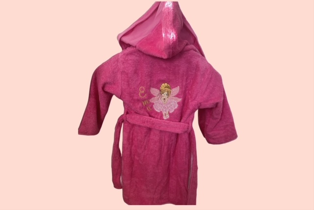 Rosa Kinderbademantel mit Kapuze, Feen-Stickerei und personalisiertem Namen auf der Rückseite.