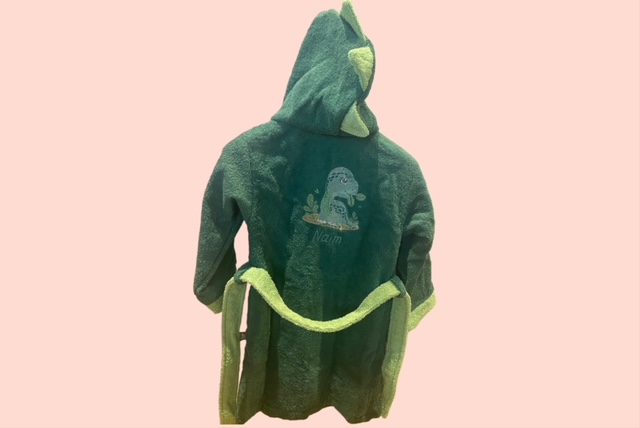 Grüner Kinderbademantel mit Kapuze, Dinosaurier-Stickmotiv und personalisiertem Namen auf der Rückseite.
