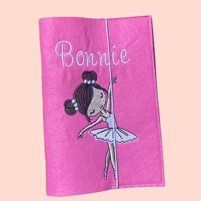 Personalisierte Gesundheitshefthülle aus Filz in Pink mit gestickter Ballerina und Namen.