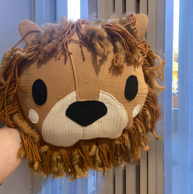 In der Hand gehaltenes Löwenkissen für das Kinderzimmer handgemachtes aus Musselin und Plüsch.