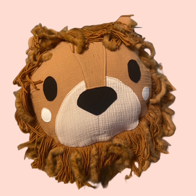 Handgemachtes Löwenkissen aus Musselin und Plüsch weiches Kinderkissen in Löwenform für das Kinderzimmer. 