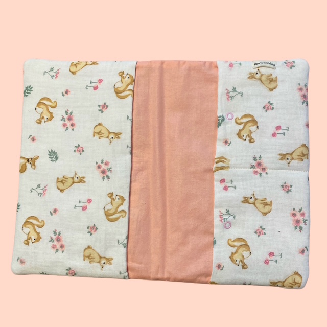 Geöffnete Wickeltasche mit mehreren Fächern für Windel, Feuchtetücher und Babyzubehör.