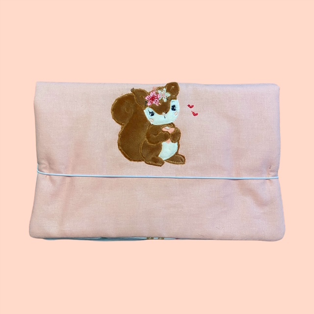 Wickeltasche für Baby mit Eichhörnchen - Stickerei in Rosa, handgemacht.