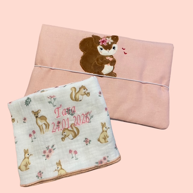 Wickeltasche mit Eichhörnchen- Motiv und personalisiertem Nuschli mit Namen und Datum