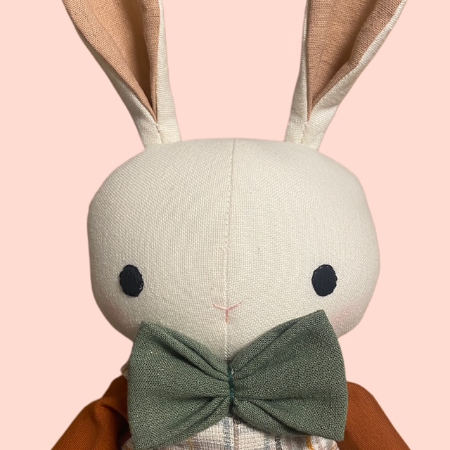 Detailaufnahme Stoffhasen - gesticktes Gesicht und weiche Ohren. 