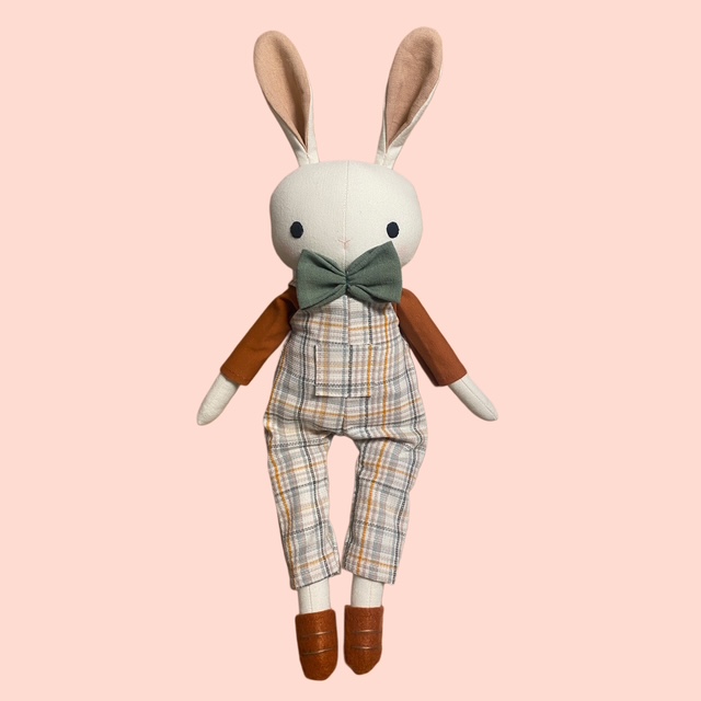 Stoffhase mit Latzhosen und Fliege - liebevolle Verarbeitung im Detail. 