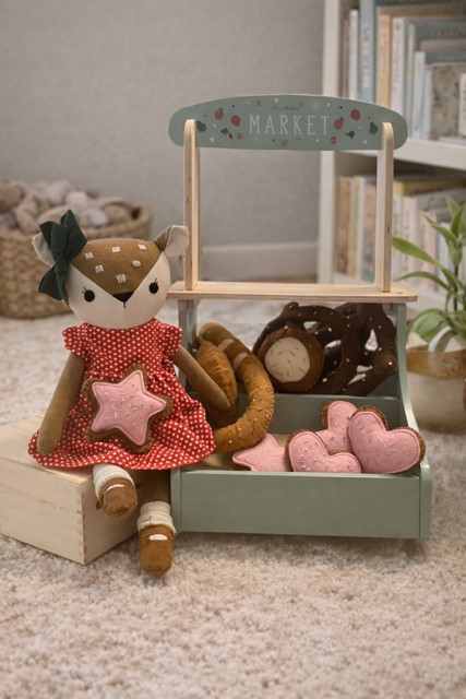 Stoffpuppe in Hirschform im Kinderzimmer - handgemacht in Spielsituation 