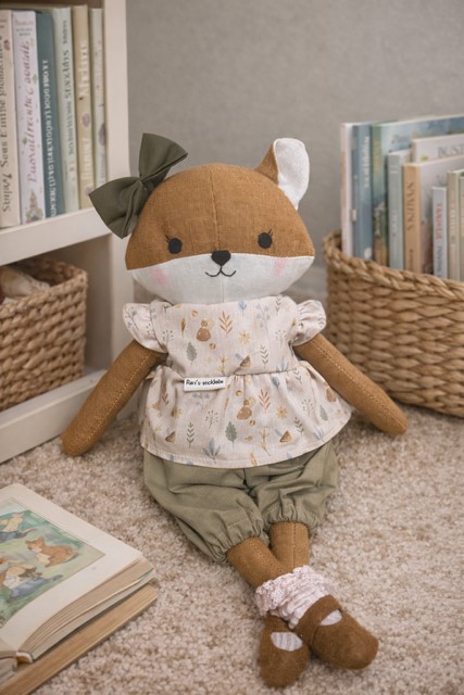 Stoffpuppe in Fuchsform in einer Leseecke im Kinderzimmer - handgemacht,