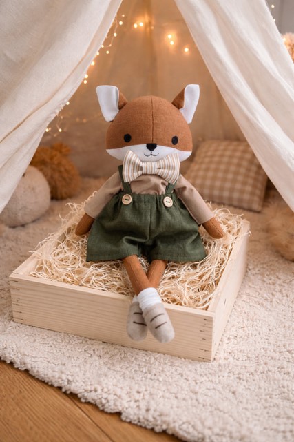 Stoffpuppe in Fuchsform vor einem Zelt im Kinderzimmer - handgemacht. 