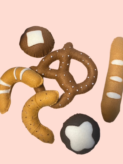 Stoff-Backwaren Set mit Brezel, Croissant und Brot - handgemachtes Spielzeug für Kinderküche.