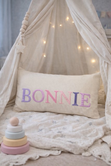 Personalisiertes Namenkissen Bonnie im Kinderzimmer - handgemachtes Dekokissen