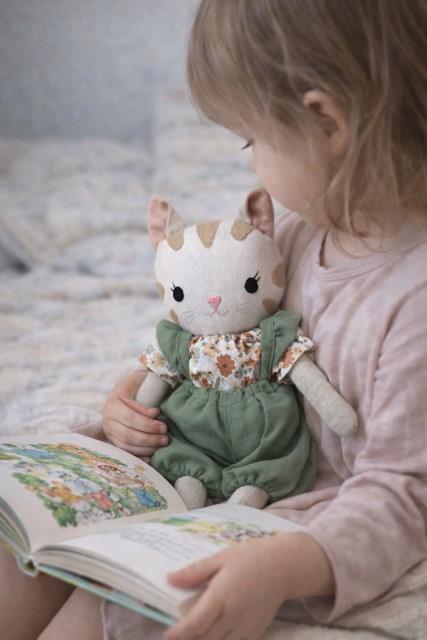 Stoffpuppe in Katzenform beim Vorlesen mit Kind- handgemachtes Spielzeug.