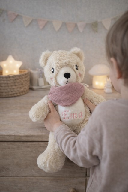 Personalisierter Teddybär mit Namen Ema Kuscheltier im Spielsituation 