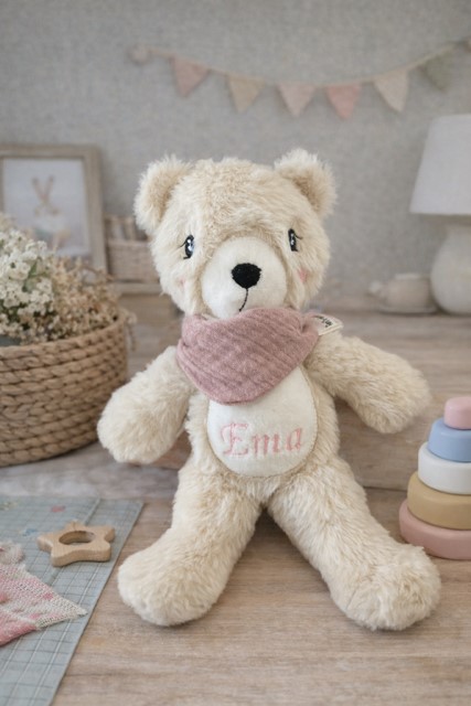 Personalisierter Teddybär Ema handgemacht Kuscheltier im Kinderzimmer 
