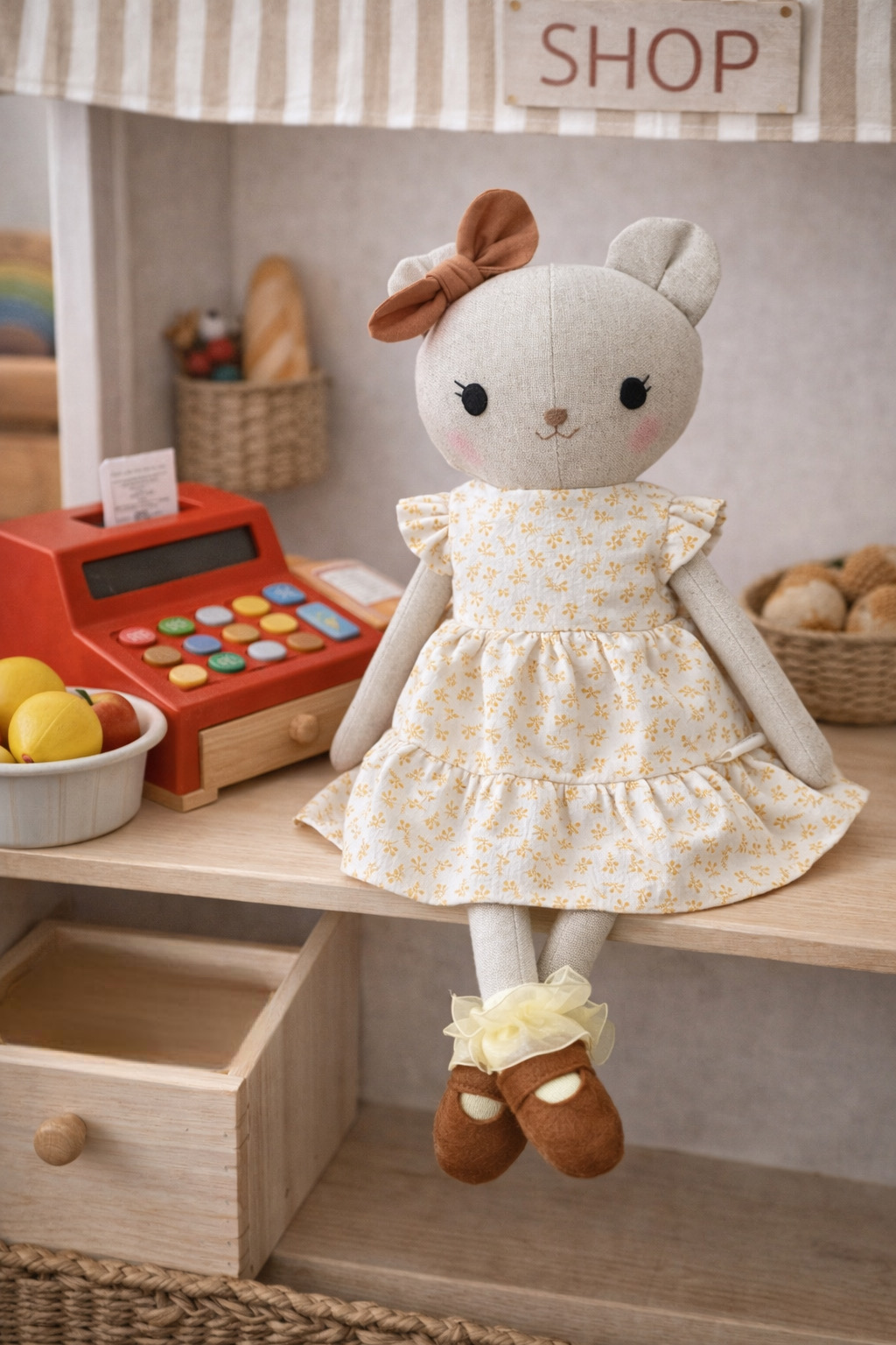 Stoffpuppe in Bärenform sitzend im Kaufmannsladen im Kindezimmer. 