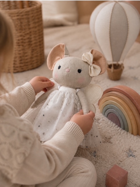 Stoffpuppe in Mausform in Spielsituation mit Kind im Kinderzimmer - handgemacht.