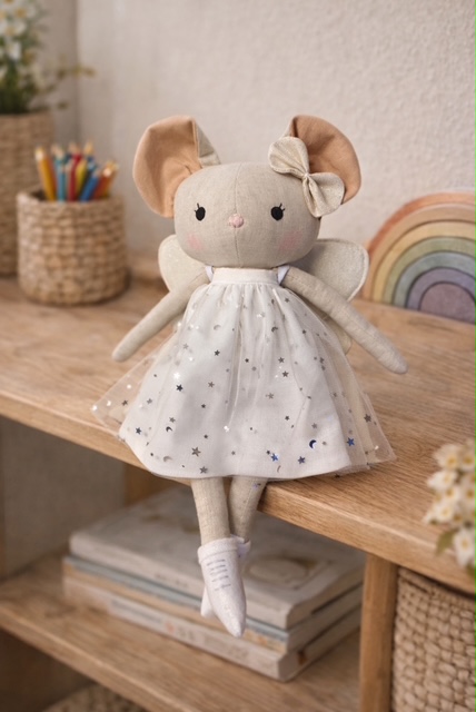 Stoffpuppe in Mausform mit Kleid auf Holzregal im Kinderzimmer - handgemacht