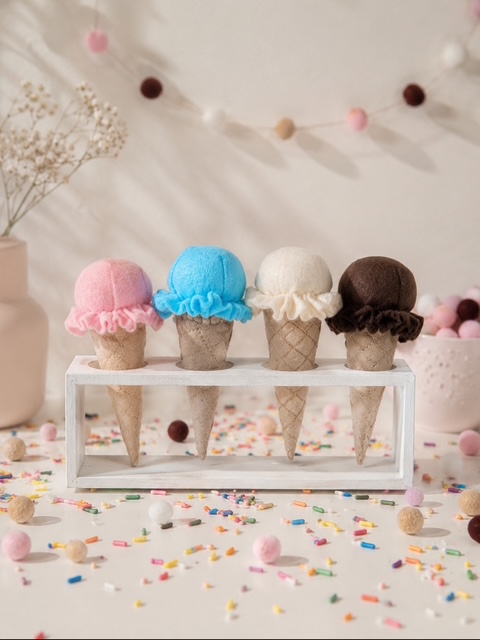 Handgefertigtes Filz-Eiswaffeln im Holzständer liebevolles Zubehör für Kaufmannsladen und Spielküche. 