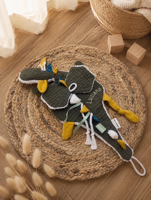 Personalisierter handgemachter Schunllerdrache mit verschiedenen Fühl - und Spielelementen für Babys