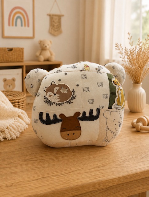 Rückseite eines handgefertigteb Erinnerungs - Pandakissen aus persönlichen Babybodys und Kinderkleidung.