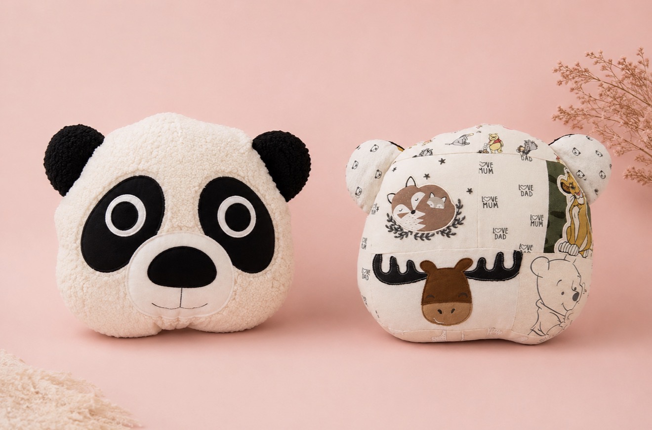 Personalisiertes Erinnerungs - Pandakissen aus Babykleider - Vorderseite Panda und Rückseite aus eingesendeten Kleidungsstücken.