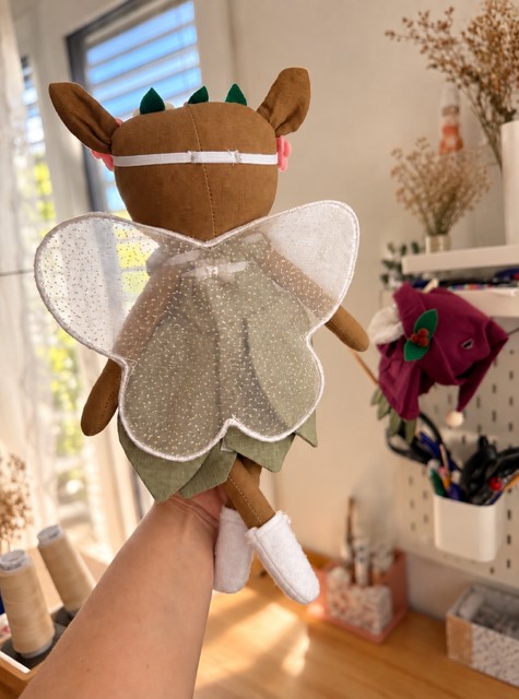 Handgemachte Leinenpuppe im Feenkleid mit transparenten glitzernden Flügel.