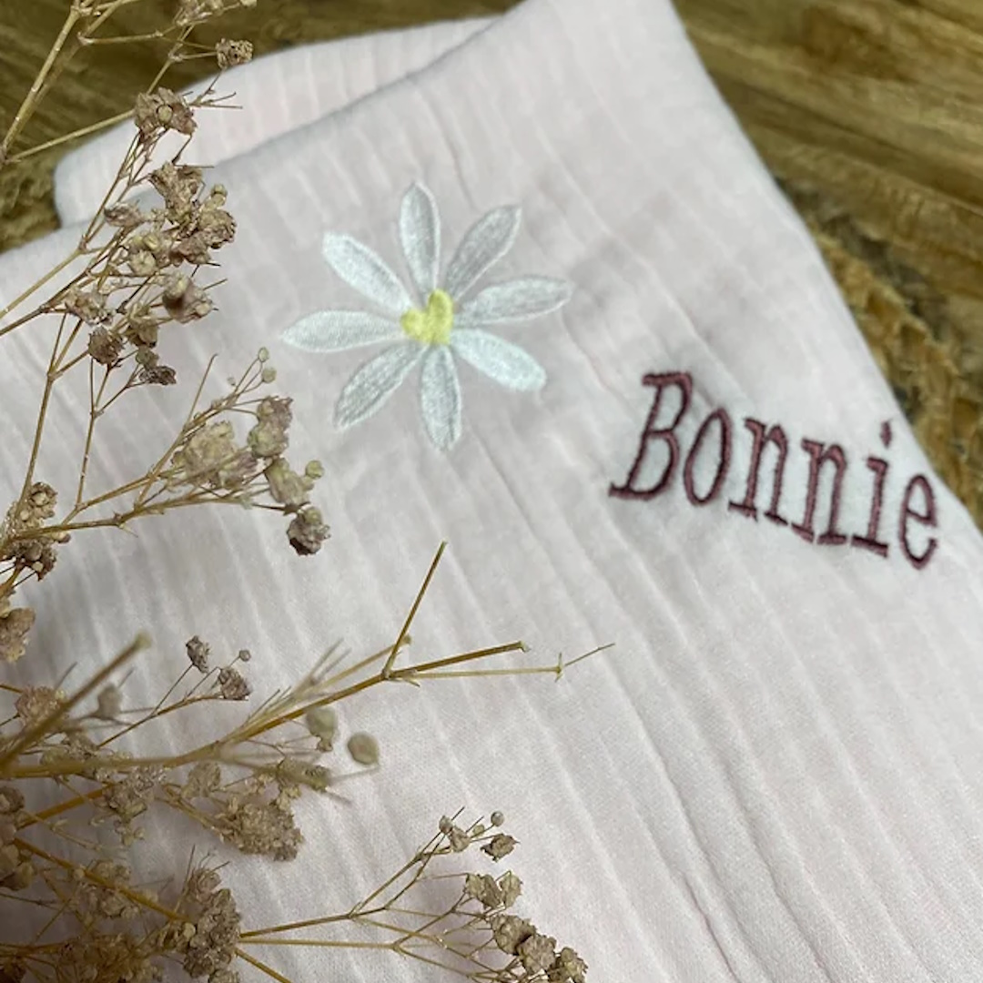 Personalisiertes Musselin-/Stilltuch in weiß mit Gänseblümchen und Namen des Kindes