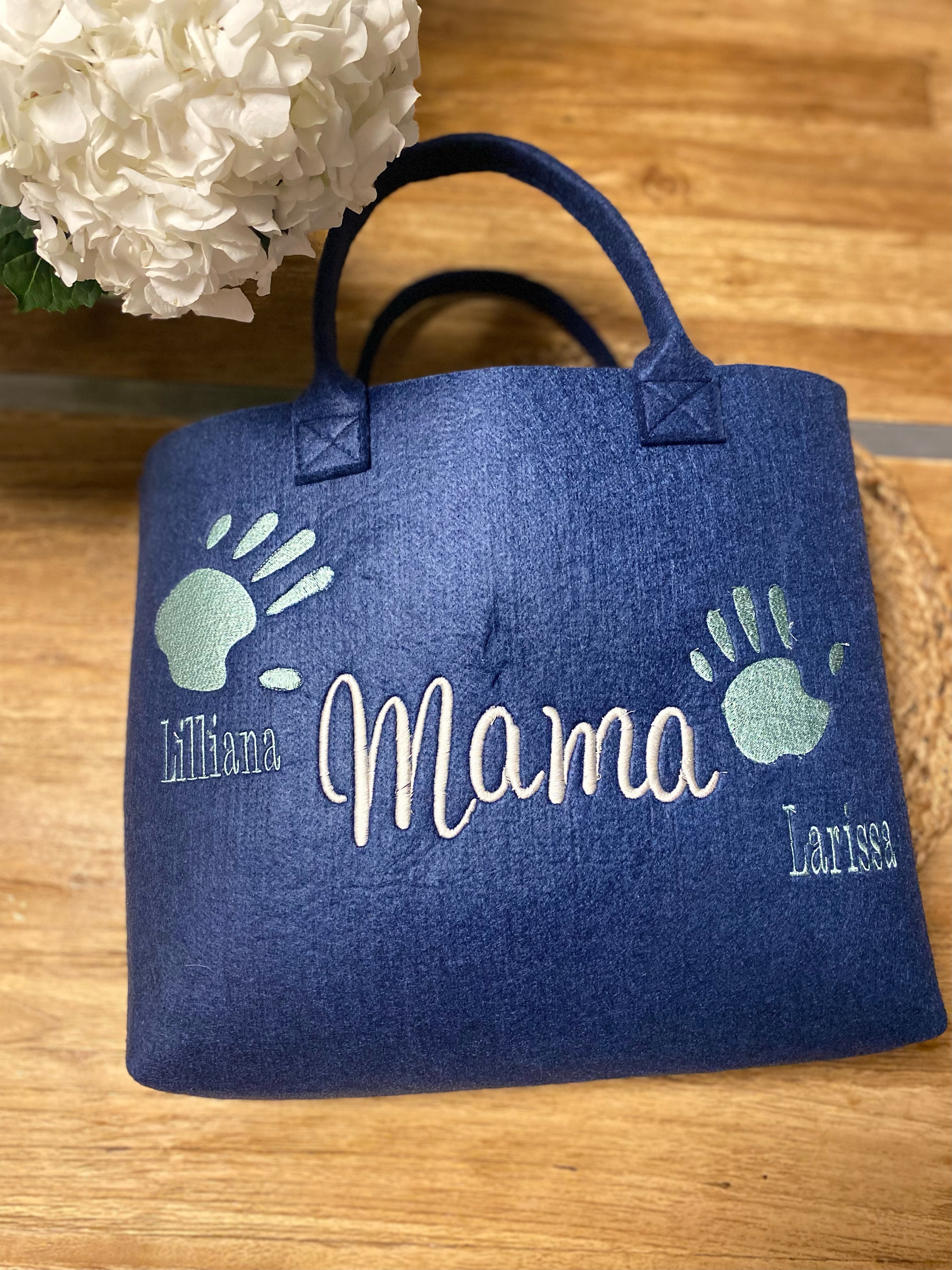 Filztasche in blau mit Handabdrücken von Kinder und  mit dem Motiv MAMA.